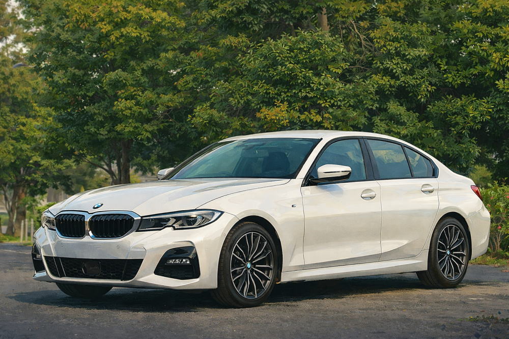 BMW3シリーズのイメージイラスト(緑の風景とBMW3)